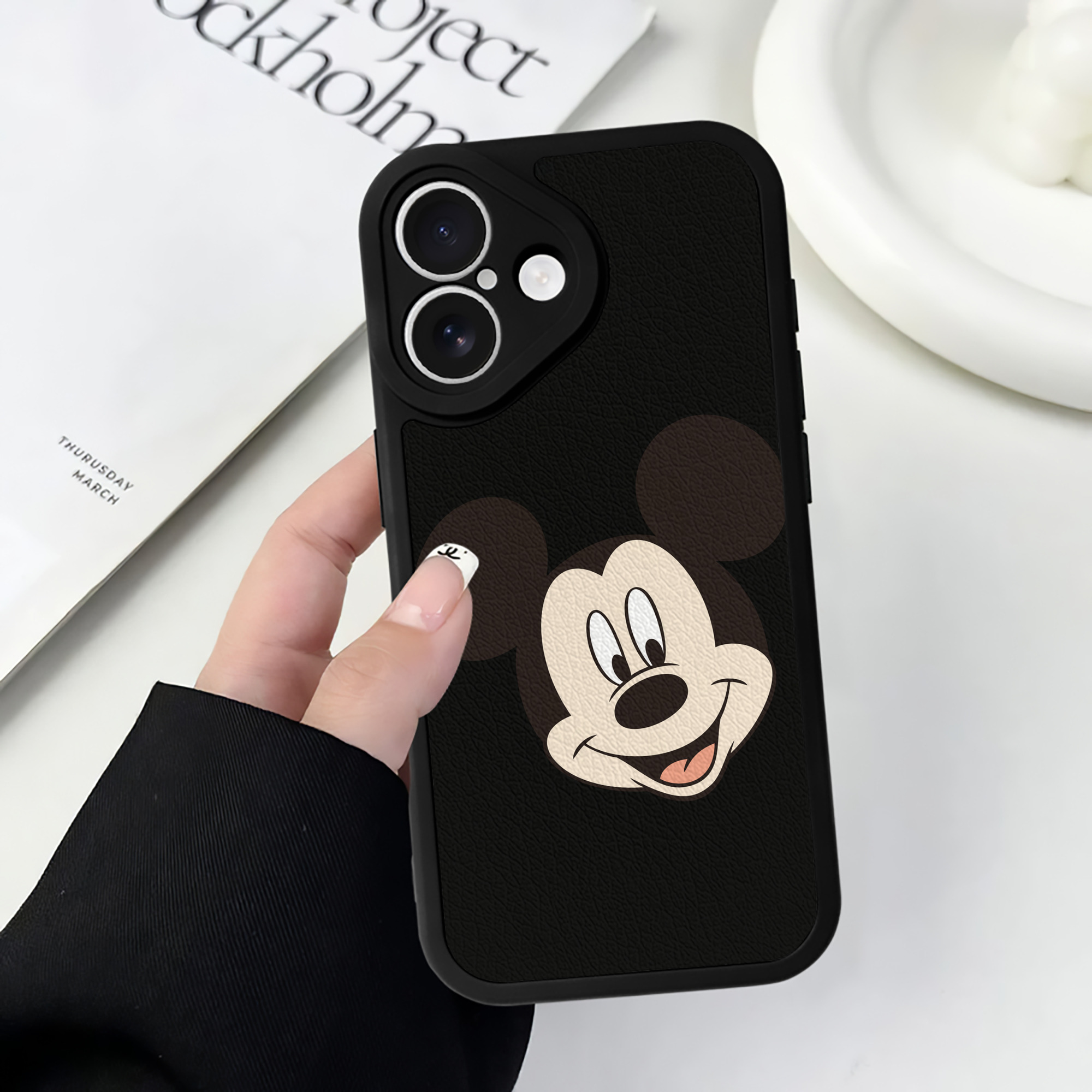 （画像用） ミッキーマウス Mickey Mouse 【iPhone 16シリーズ対応】シリコンスマホケース（レザー調） 材質：シリコン
